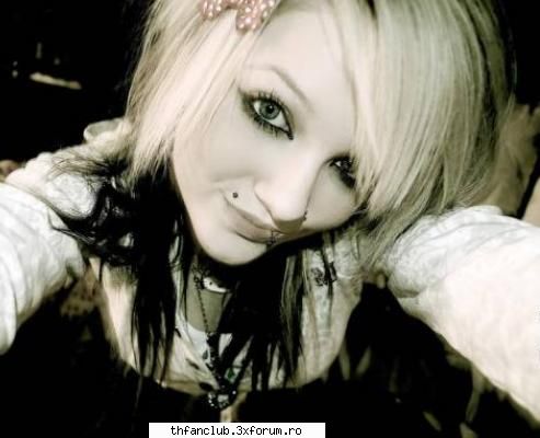 DE ce nu pot fi eu aceea???:(( - Avril Lavigne - LaFee - Bill Kaulitz - Tom - .::Fan Fic-uri::.