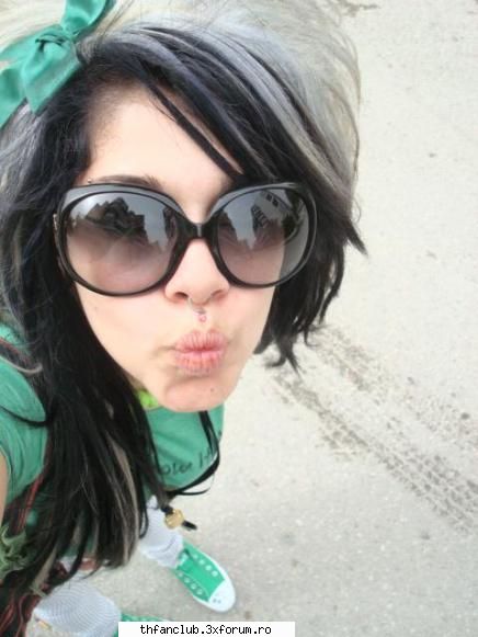 Despre noi! - heytz** my name's emily...well defapt e emilia da - .::About Us::.