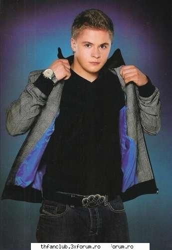 Gustav cu ochelari? - well....e sweet cu ochelari.... bine k ma cam - .::Gustav::.