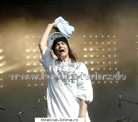 acu..un topik mai funny... - uitati inca una cu Tom...cred k se oftica k la - .::Tokio Hotel::.