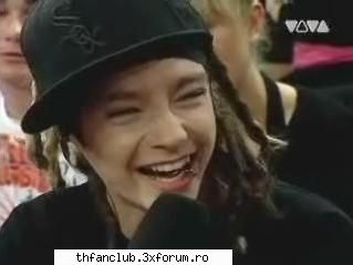 de ce ne place de tom? - mei eu va intreb inainte??sigur imi incape sa - .::Tom::.