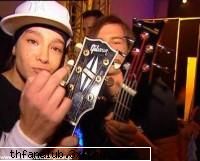 fun pics with tom:D+comentarii - ups scuze vroiam sa arat chitara asta norocoasa - .::Tom::.