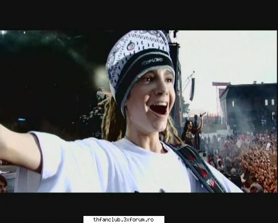 fun pics with tom:D+comentarii - hy! eu sunt cam 9 pe aici da vreau sa incerc si - .::Tom::.
