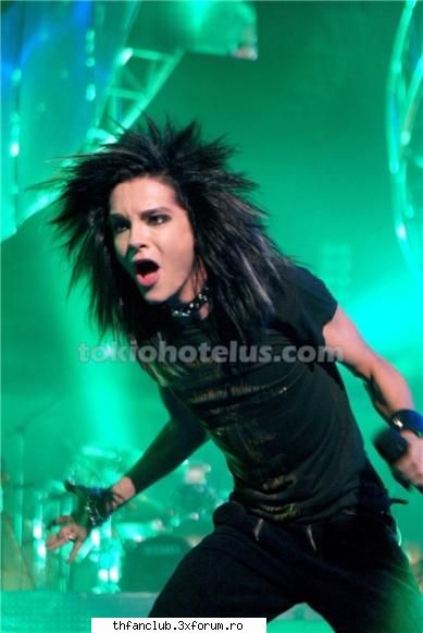 fun pics with tom:D+comentarii - b trebuie sa fak p supermanul in concert k sa il - .::Tom::.