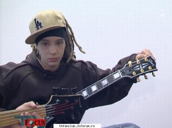 fun pics with tom:D+comentarii - b iar isi acordeaza chitara k sa se laude cum - .::Tom::.
