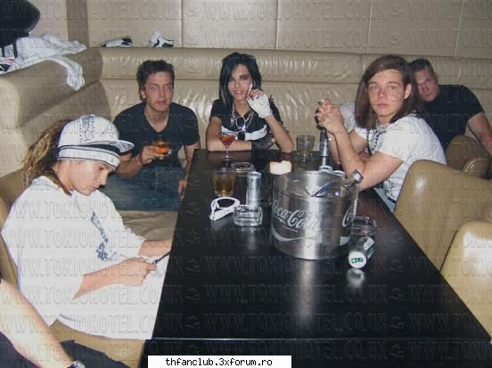 have some fun with bill... - tom mai are tzigari? bill tom: imi dai nu? bill - .::Bill::.