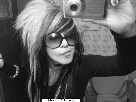 pic cu voi - i am a little crazy girl - .::About Us::.